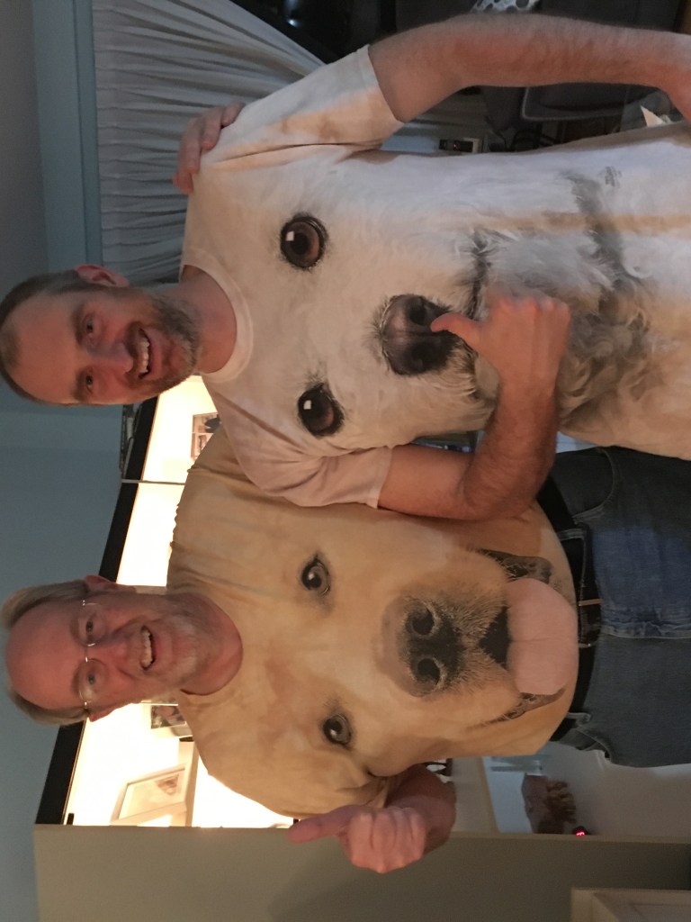 Larry y Mathieu con camisetas de perros