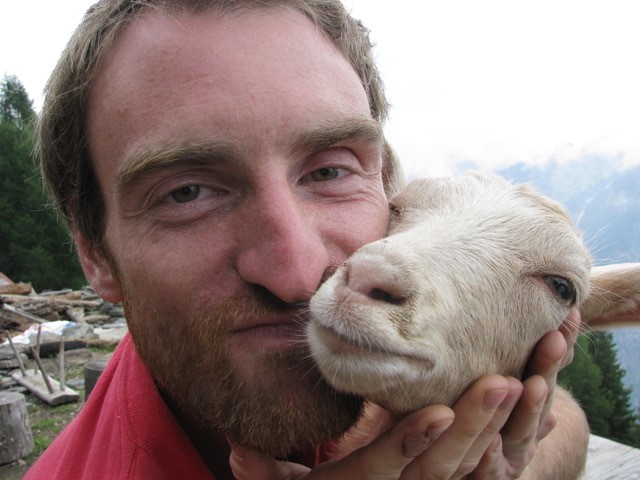 Mathieu abraza a una cabra