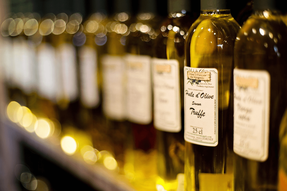 Fila de botellas de aceite de oliva con sabor a trufa.