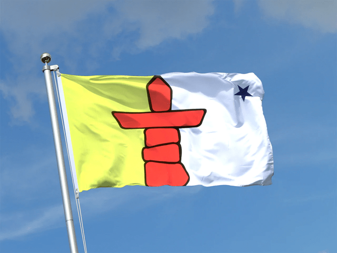 Inuksuk en la bandera de Nunavut