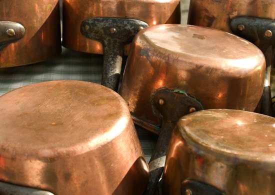 Batería de cocina de cobre, fácil de limpiar con coca cola.